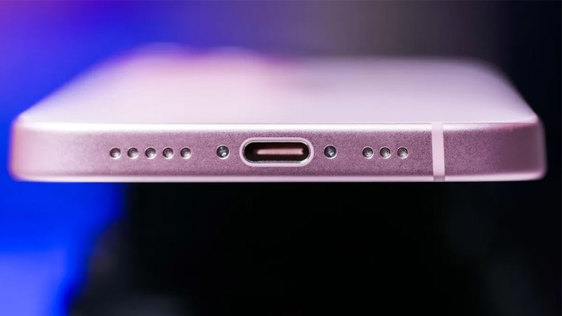 نقد و بررسی آیفون 15 اپل - درگاه USB C آیفون 15