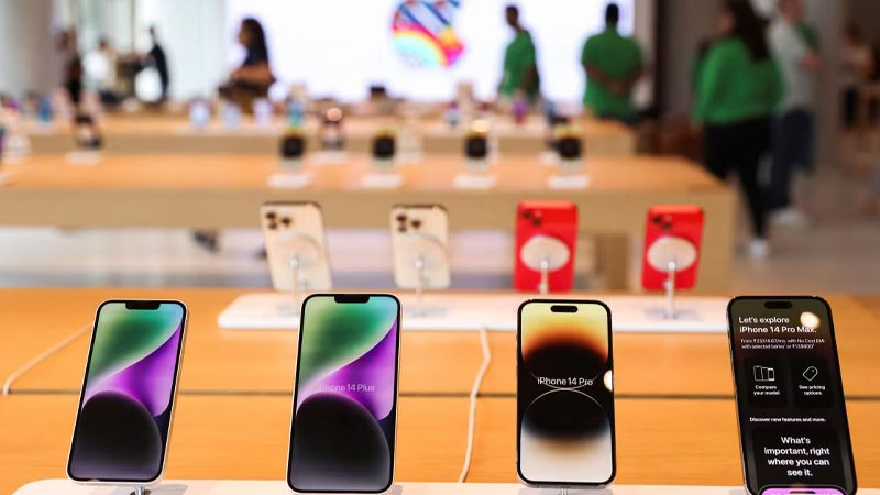 iphones on the table in apple store